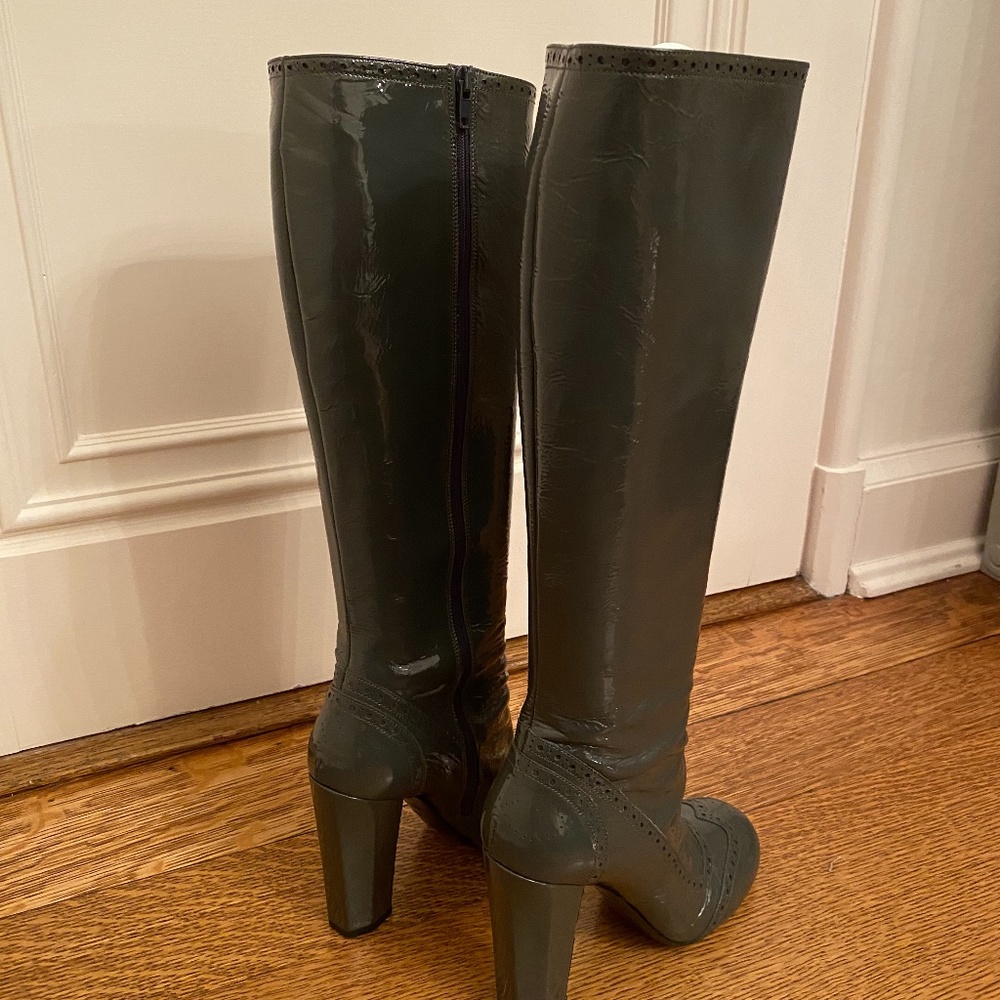 MIU MIU  WOMENS SIZE 8 GREY PATENT LEATHER TALL BOOTS